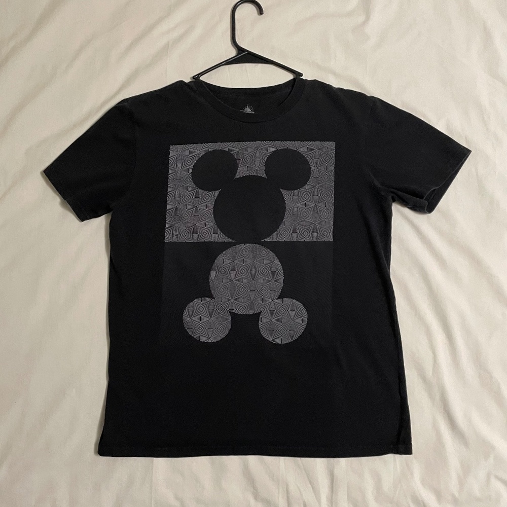 Disney Mickey Mouse T-Shirt. Medium. Black with Mickey graphic.